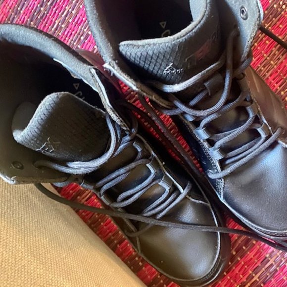 ADIDAS Climawarm Traxion boots - women's size 8.5 - black on black - Picture 8 of 9